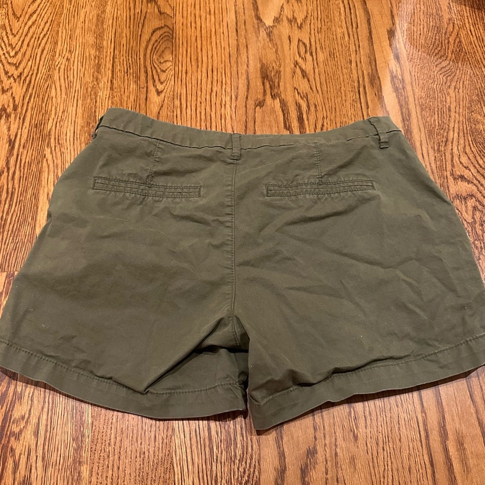 Old Navy Women's Cargo Shorts in Olive - Picture 3 of 4